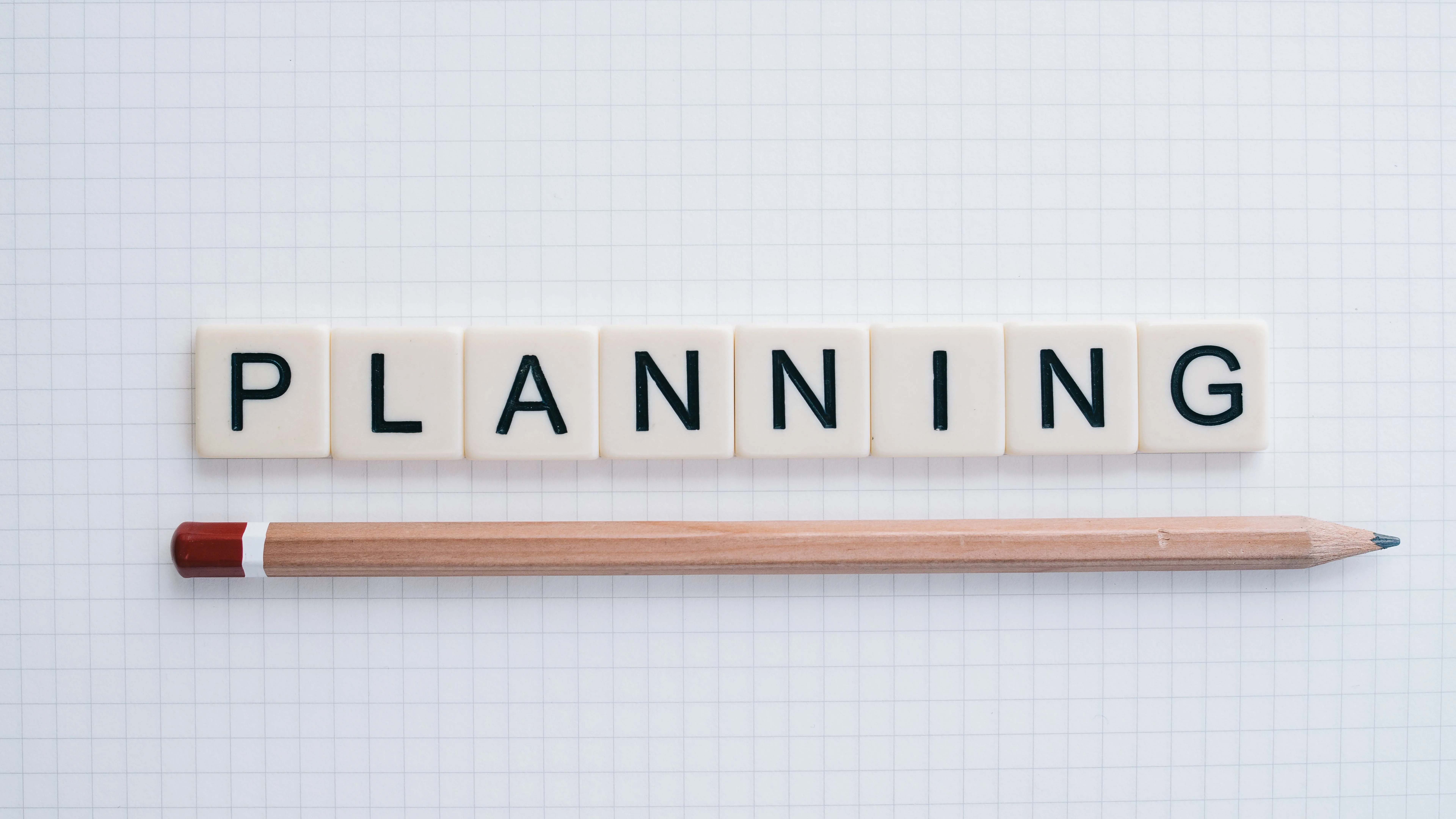 Napis planning i ołówek symbolizujące planowanie procesów logistycznych